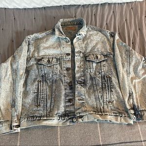 Women’s XL Vintage Light Denim Jean Jacket.